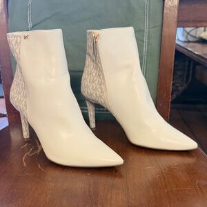 MICHAEL KORS size 9M
Alina Flex Leather and Logo Ankle Boot
